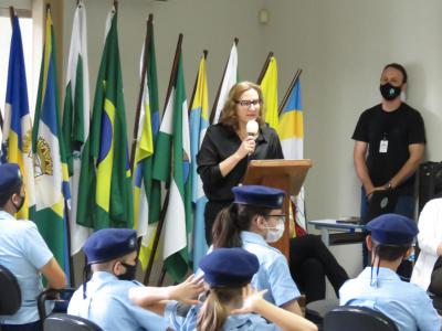 Alunos dos ColÃ©gios CÃ­vico Militares do NRE de Laranjeiras do Sul recebem Fardas de Gala
