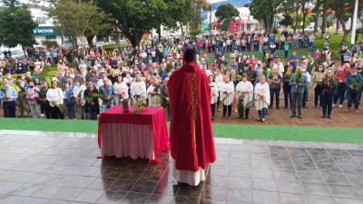 Celebração do Domingo de Ramos reuniu centenas de Fiéis em Laranjeiras do Sul.