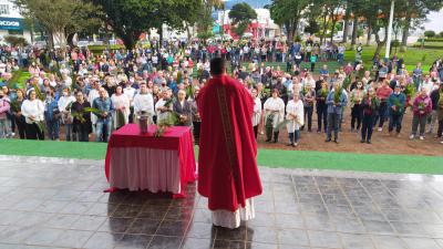 Celebração do Domingo de Ramos reuniu centenas de Fiéis em Laranjeiras do Sul.