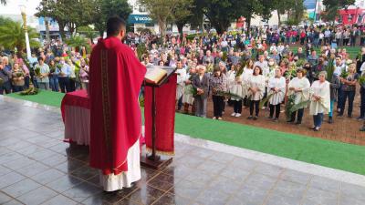 Celebração do Domingo de Ramos reuniu centenas de Fiéis em Laranjeiras do Sul.