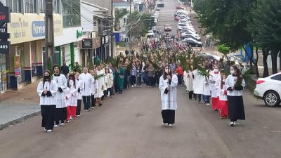 CelebraÃ§Ã£o do Domingo de Ramos reuniu centenas de FiÃ©is em Laranjeiras do Sul.