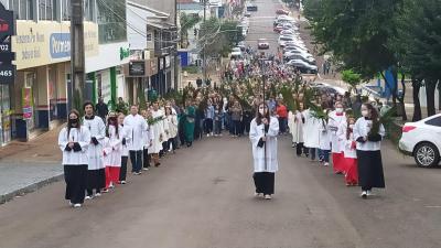 Celebração do Domingo de Ramos reuniu centenas de Fiéis em Laranjeiras do Sul.