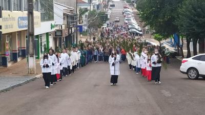 CelebraÃ§Ã£o do Domingo de Ramos reuniu centenas de FiÃ©is em Laranjeiras do Sul.