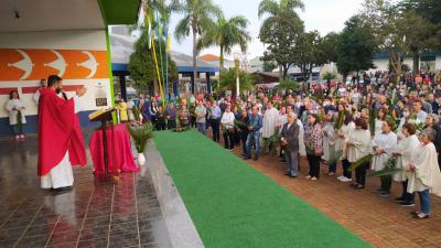 CelebraÃ§Ã£o do Domingo de Ramos reuniu centenas de FiÃ©is em Laranjeiras do Sul.