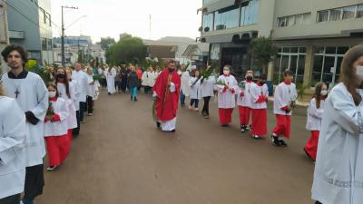 CelebraÃ§Ã£o do Domingo de Ramos reuniu centenas de FiÃ©is em Laranjeiras do Sul.