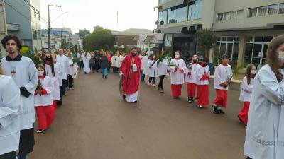 Celebração do Domingo de Ramos reuniu centenas de Fiéis em Laranjeiras do Sul.