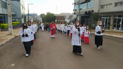 Celebração do Domingo de Ramos reuniu centenas de Fiéis em Laranjeiras do Sul.