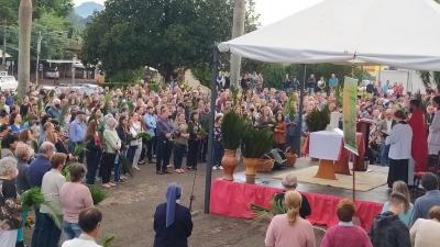 CelebraÃ§Ã£o do Domingo de Ramos reuniu centenas de FiÃ©is em Laranjeiras do Sul.