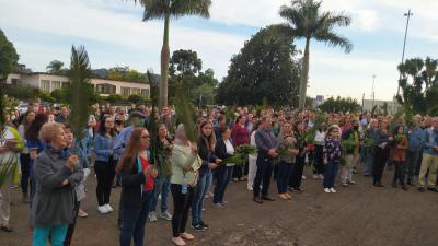 Celebração do Domingo de Ramos reuniu centenas de Fiéis em Laranjeiras do Sul.