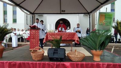 CelebraÃ§Ã£o do Domingo de Ramos reuniu centenas de FiÃ©is em Laranjeiras do Sul.