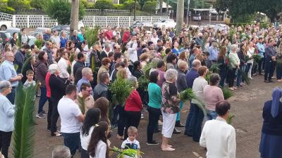 Celebração do Domingo de Ramos reuniu centenas de Fiéis em Laranjeiras do Sul.