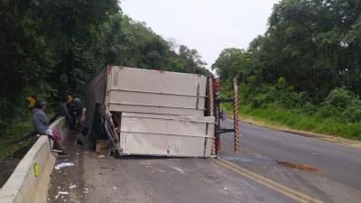 N. Laranjeiras: Carreta carregada com papel higiÃªnico tomba na BR 277