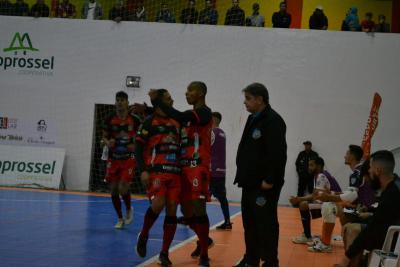 Na TÃ©cnica, na RaÃ§a, no Grito da Torcida e No CoraÃ§Ã£o, O OperÃ¡rio Laranjeiras Goleou o Pato, e entrou no G4 do Paranaense Chave Ouro.