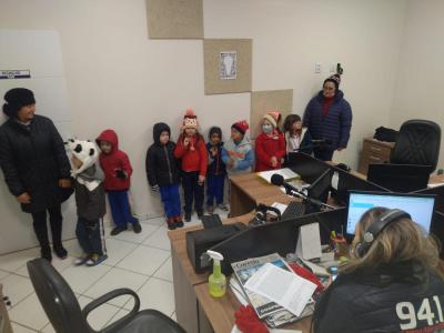 Alunos da Escola Aluísio Maier visitaram a Campo Aberto FM