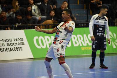 Operário Laranjeiras leva dois gols no final da partida do Pato Futsal e se despede da Copa do Brasil