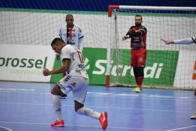 Operário Laranjeiras leva dois gols no final da partida do Pato Futsal e se despede da Copa do Brasil