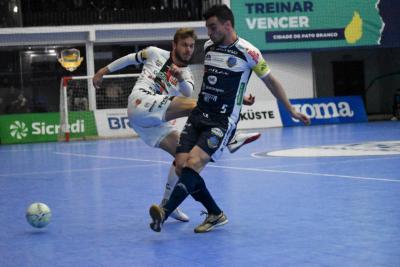 OperÃ¡rio Laranjeiras leva dois gols no final da partida do Pato Futsal e se despede da Copa do Brasil