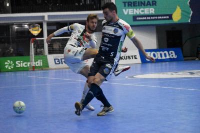 Operário Laranjeiras leva dois gols no final da partida do Pato Futsal e se despede da Copa do Brasil