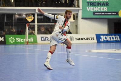 Operário Laranjeiras leva dois gols no final da partida do Pato Futsal e se despede da Copa do Brasil