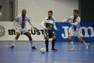 OperÃ¡rio Laranjeiras leva dois gols no final da partida do Pato Futsal e se despede da Copa do Brasil