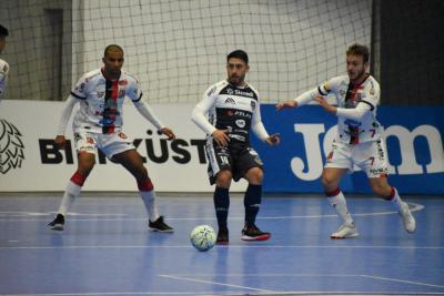 Operário Laranjeiras leva dois gols no final da partida do Pato Futsal e se despede da Copa do Brasil