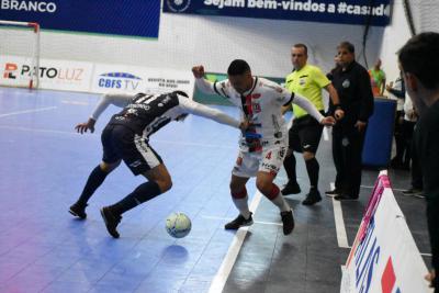 Operário Laranjeiras leva dois gols no final da partida do Pato Futsal e se despede da Copa do Brasil