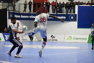 Operário Laranjeiras leva dois gols no final da partida do Pato Futsal e se despede da Copa do Brasil