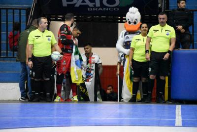 OperÃ¡rio Laranjeiras leva dois gols no final da partida do Pato Futsal e se despede da Copa do Brasil