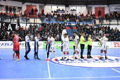 Operário Laranjeiras leva dois gols no final da partida do Pato Futsal e se despede da Copa do Brasil