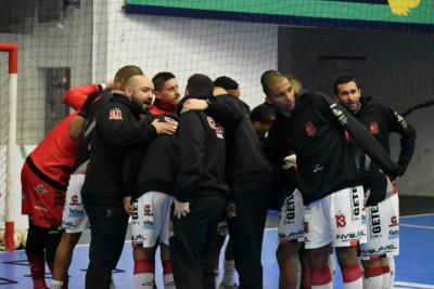 Operário Laranjeiras leva dois gols no final da partida do Pato Futsal e se despede da Copa do Brasil