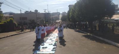 ParÃ³quia Santâ€™Ana celebrou Corpus Christi com o retorno da procissÃ£o e missa campal