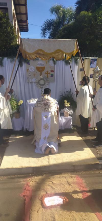 ParÃ³quia Santâ€™Ana celebrou Corpus Christi com o retorno da procissÃ£o e missa campal