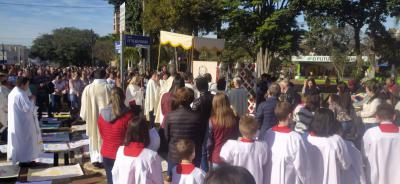 ParÃ³quia Santâ€™Ana celebrou Corpus Christi com o retorno da procissÃ£o e missa campal