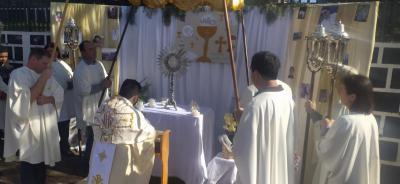 ParÃ³quia Santâ€™Ana celebrou Corpus Christi com o retorno da procissÃ£o e missa campal