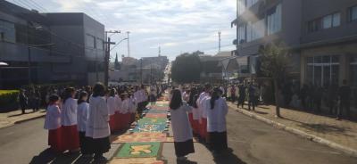 ParÃ³quia Santâ€™Ana celebrou Corpus Christi com o retorno da procissÃ£o e missa campal