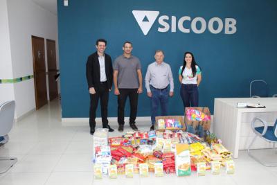 CEMMIC, S.O.S E ROTARACT, receberam as doaÃ§Ãµes do DIA C da Coprossel e Sicoob Credicapital  