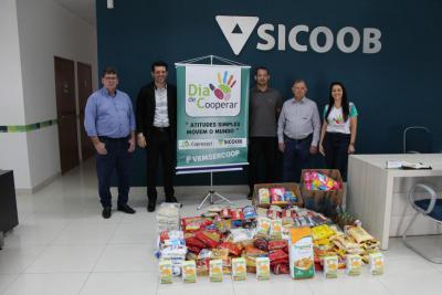 CEMMIC, S.O.S E ROTARACT, receberam as doaÃ§Ãµes do DIA C da Coprossel e Sicoob Credicapital  