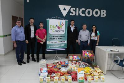 CEMMIC, S.O.S E ROTARACT, receberam as doaÃ§Ãµes do DIA C da Coprossel e Sicoob Credicapital  