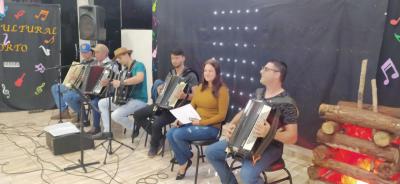 Noite Cultural em Porto Barreiro com apresentaÃ§Ãµes artÃ­sticas e comidas tÃ­picas