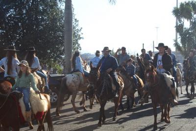 Cavalgada da Padroeira Santâ€™Ana reÃºne dezenas de cavaleiros