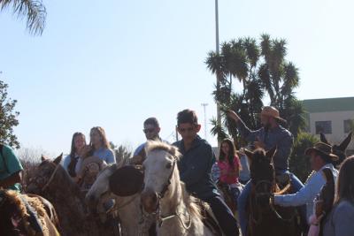 Cavalgada da Padroeira Santâ€™Ana reÃºne dezenas de cavaleiros