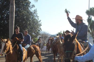 Cavalgada da Padroeira Santâ€™Ana reÃºne dezenas de cavaleiros