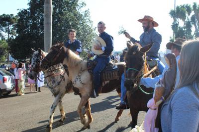 Cavalgada da Padroeira Santâ€™Ana reÃºne dezenas de cavaleiros