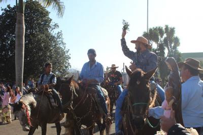 Cavalgada da Padroeira Santâ€™Ana reÃºne dezenas de cavaleiros