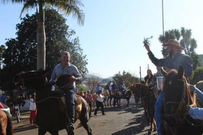 Cavalgada da Padroeira Santâ€™Ana reÃºne dezenas de cavaleiros