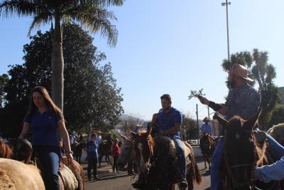 Cavalgada da Padroeira Santâ€™Ana reÃºne dezenas de cavaleiros