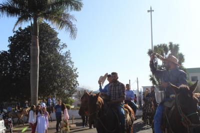 Cavalgada da Padroeira Santâ€™Ana reÃºne dezenas de cavaleiros