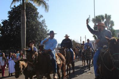 Cavalgada da Padroeira Santâ€™Ana reÃºne dezenas de cavaleiros