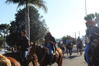 Cavalgada da Padroeira Santâ€™Ana reÃºne dezenas de cavaleiros