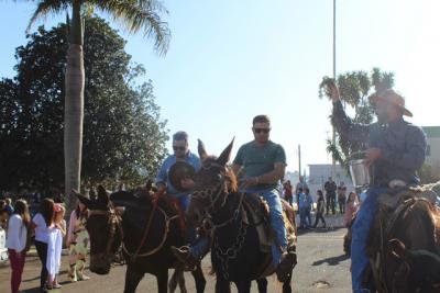 Cavalgada da Padroeira Santâ€™Ana reÃºne dezenas de cavaleiros